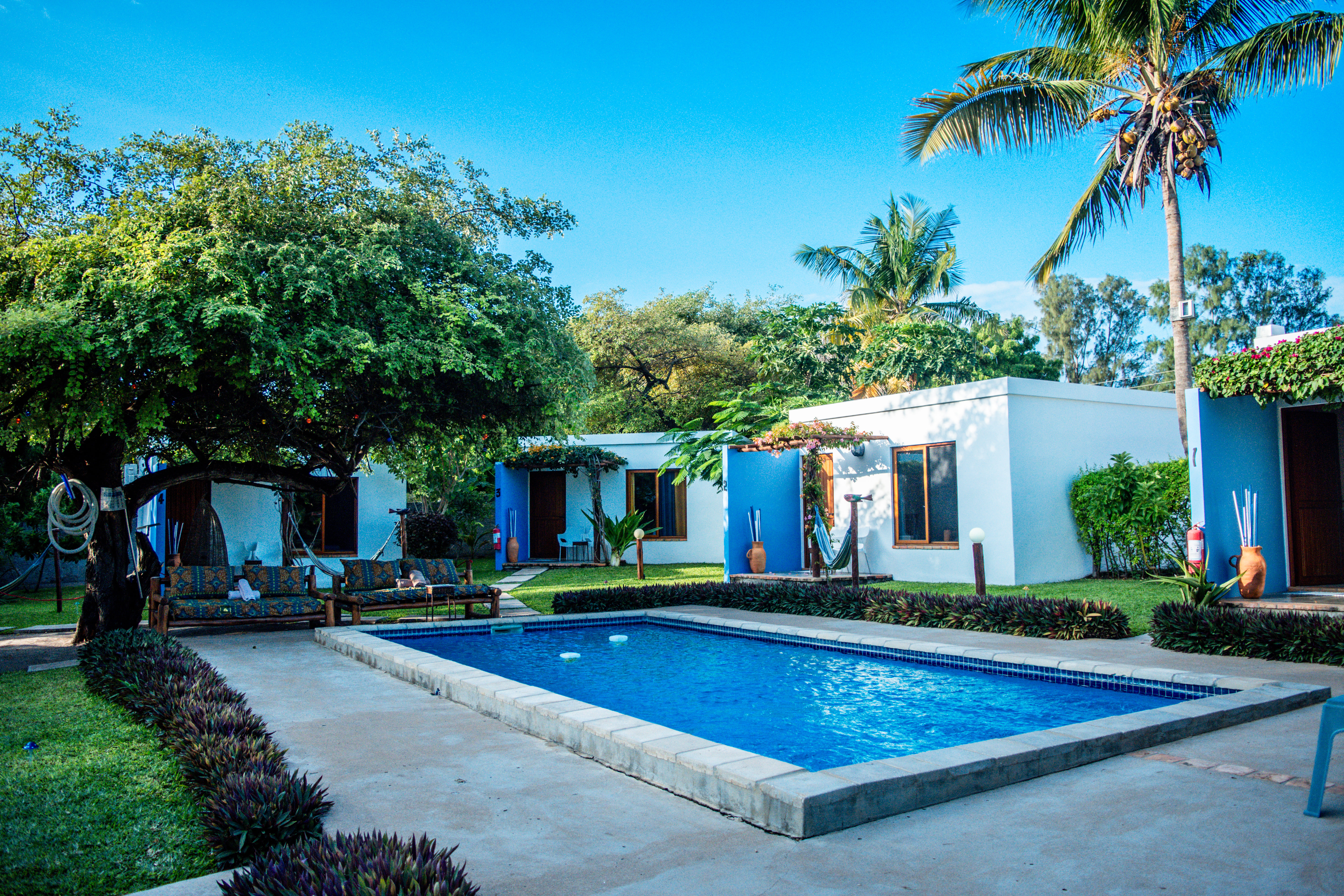 Piscina com cadeiras rattan